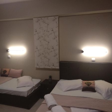 Nick Rooms Stavros  Phòng bức ảnh