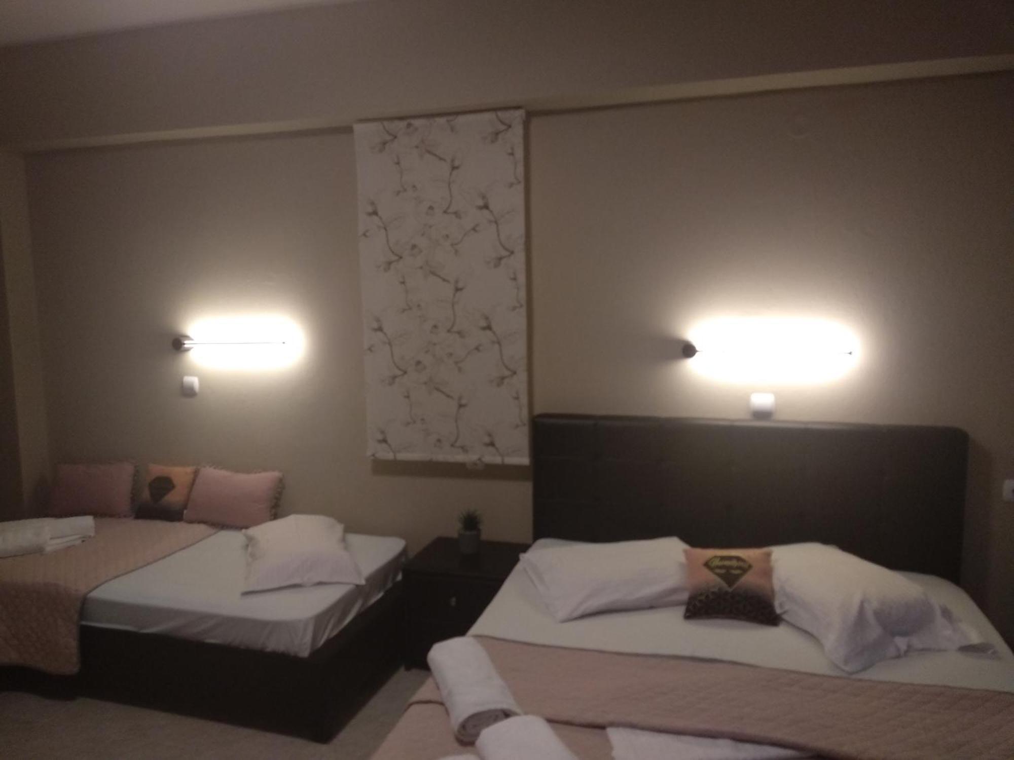 Nick Rooms Stavros  Phòng bức ảnh